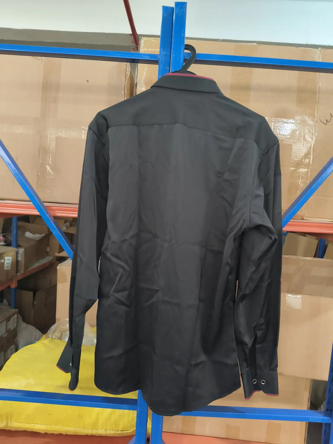 Herren Stretch-Anzughemd mit Kontrastkragen in Schwarz, langärmelig, mit dezentem Glanz und geknöpften Manschetten.