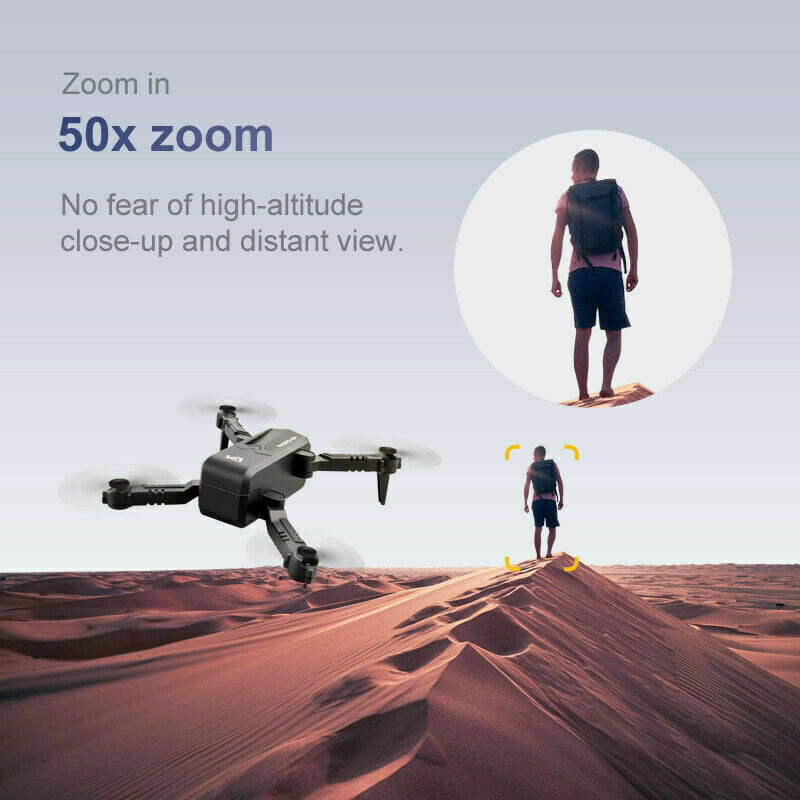 Drone quadricoptère noir avec bras et hélices repliables, en vol stationnaire au-dessus d’une dune du désert, équipé de la technologie de deux caméras HD 4K du drone à air quad kk1 pliable de la série radiocommandée.