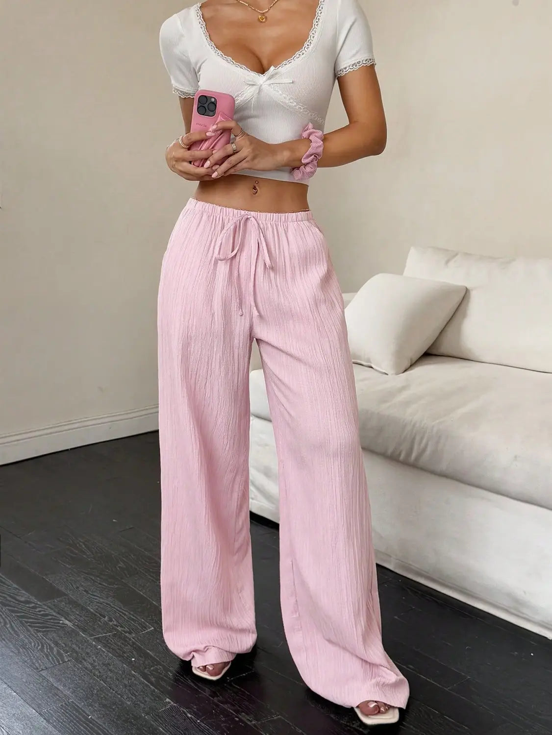 Plissee-Langbein-Treterhosen in Pink mit Kordelzug im Bund und dezenten vertikalen Falten für einen bequemen und stilvollen Look.