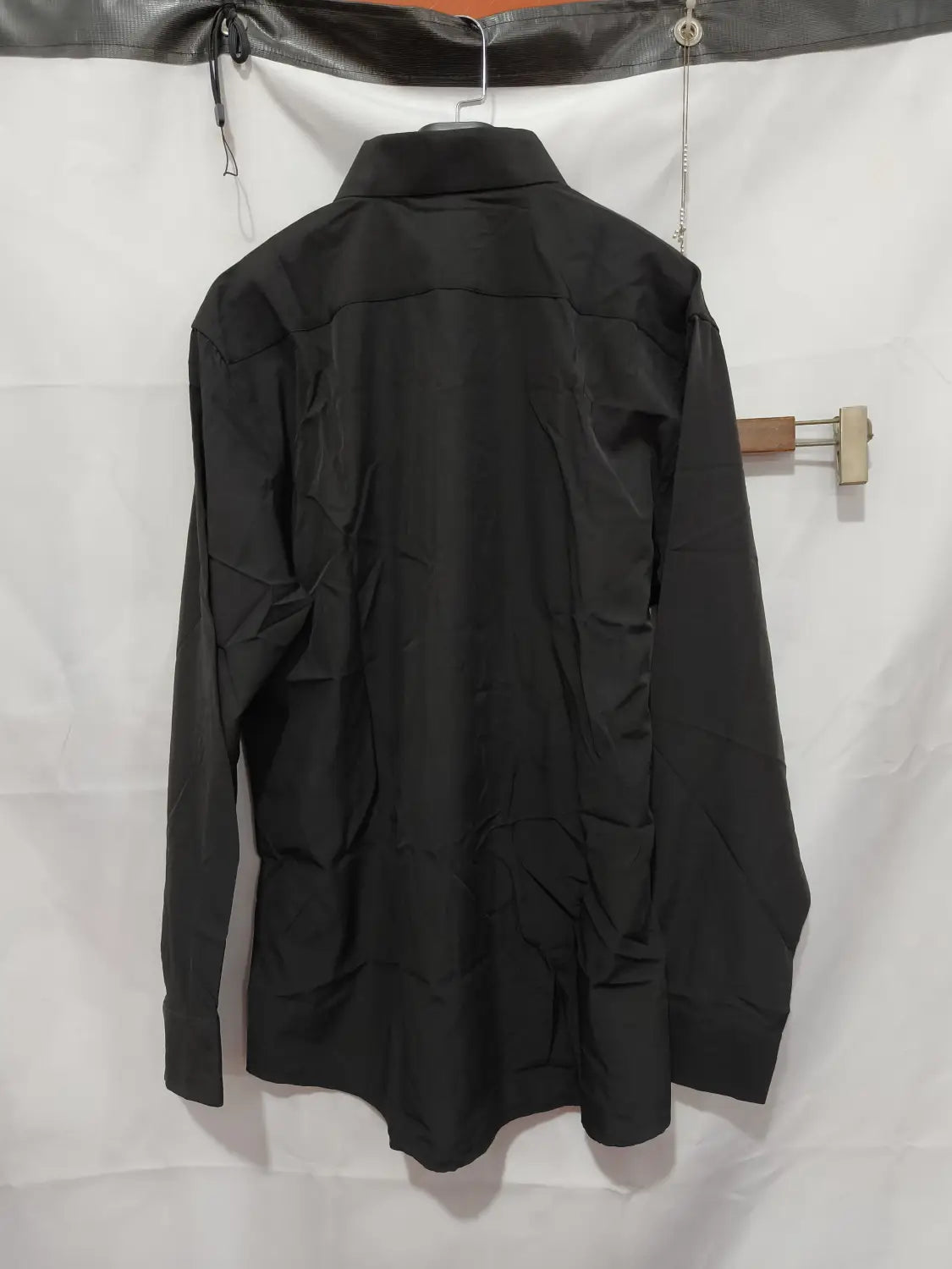 Chemise habillée stretch à empiècements contrastés noire à manches longues, col classique et coupe ajustée dans un tissu stretch confortable.