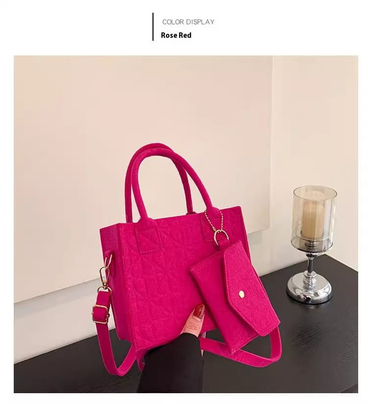 Filzhandtaschen-Set mit einer lebhaft rosaroten, strukturierten Tragetasche mit passendem, abnehmbarem Schulterriemen und abgestimmter rosafarbener Geldbörse.