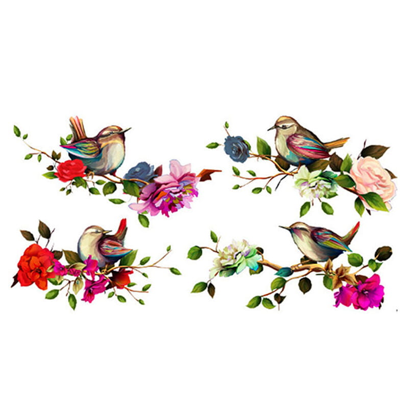 une illustration colorée délicate de quatre petits oiseaux perchés sur des branches fleuries, avec des rouges vifs, roses, bleus et violets sur un autocollant mural floral de fleurs et de pies.