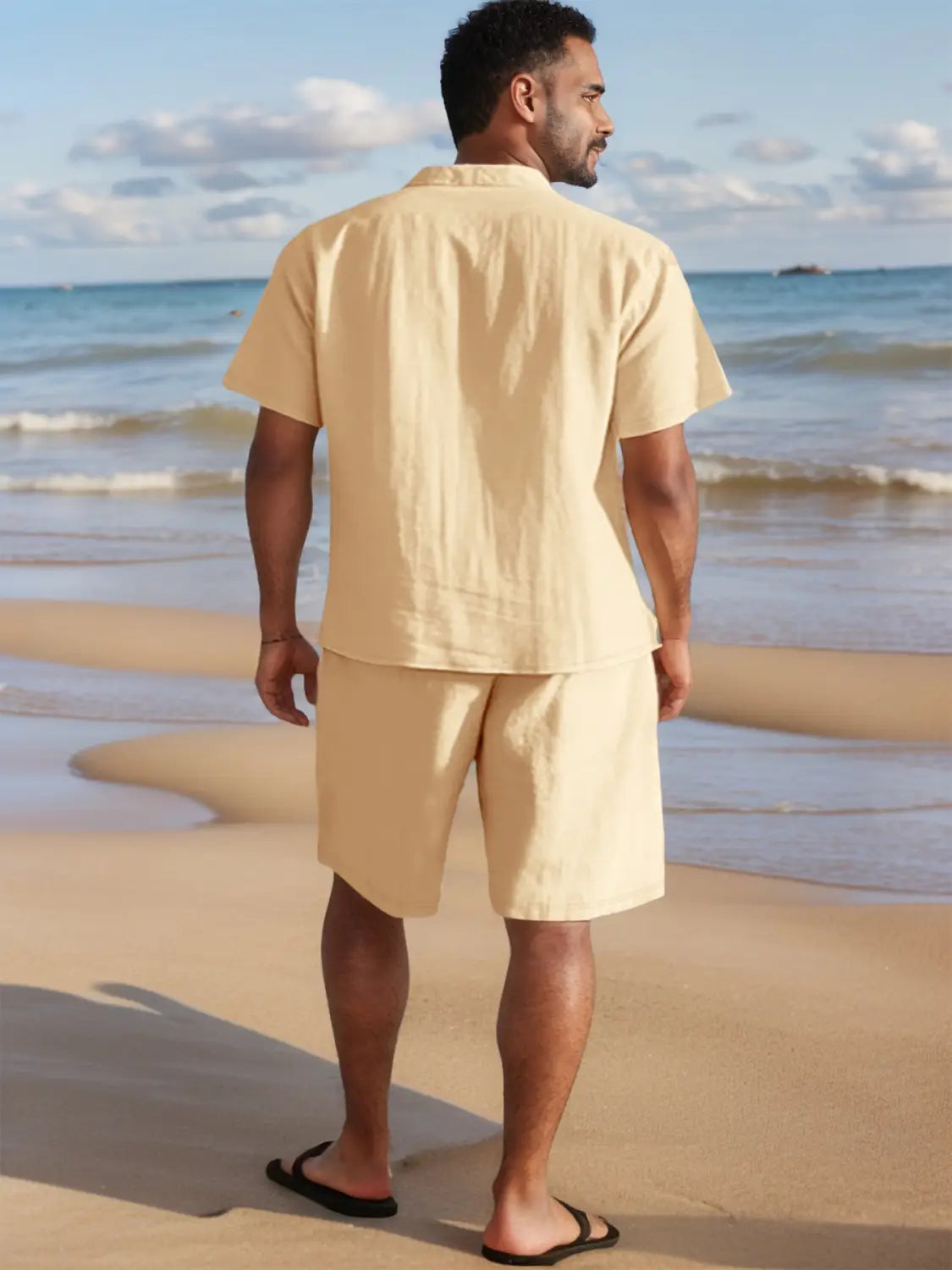 chemise en lin beige boutonnée, manches courtes, ensemble avec shorts assortis, conçue comme un haut ample et décontracté pour homme