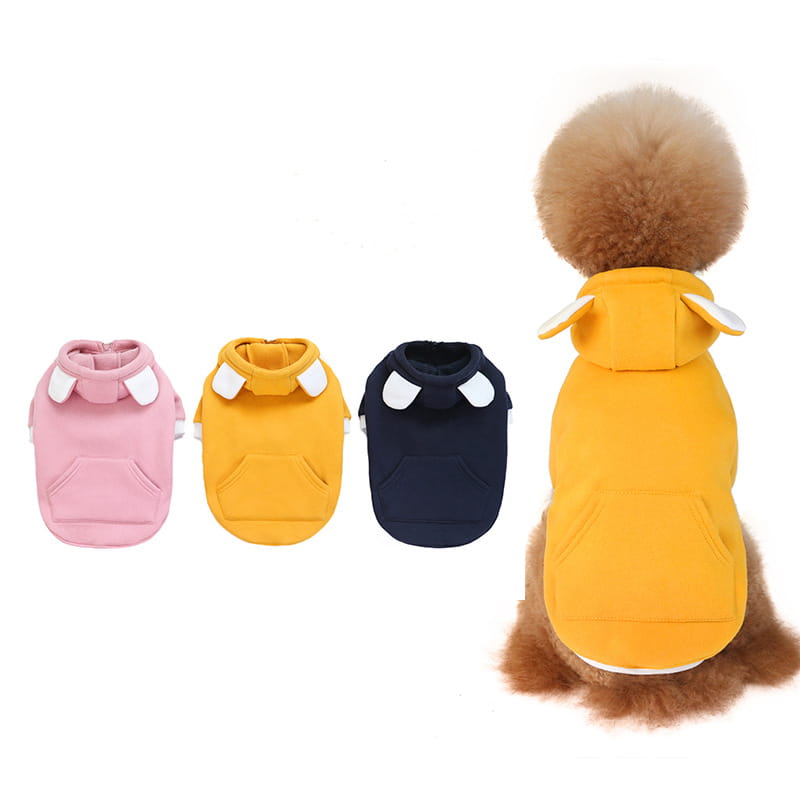 Gelbe Kapuzen-Fleeceshirt-Jacke für Hunde mit weißen Bärenohren-Akzenten, entworfen als wärmendes Haustiershirt.