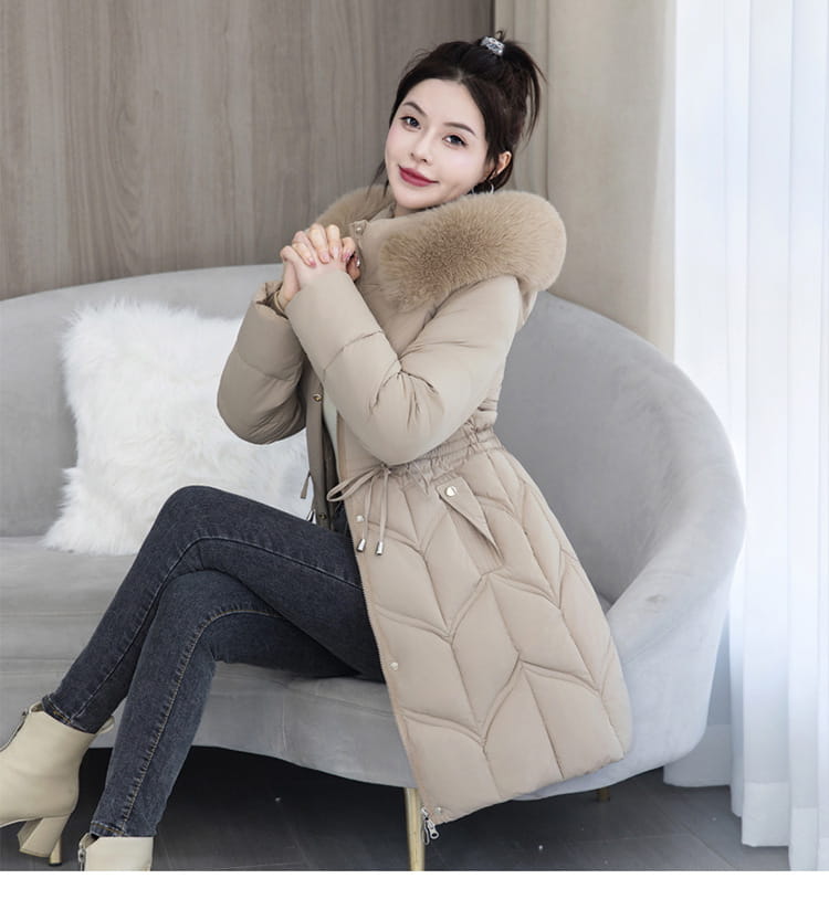 Beige gesteppten Winterjacke aus Baumwolle mit Pelzkragen, kuscheligem, pelzgefüttertem Kapuzenfutter und Tunnelzug in der Taille, ausgelegt für kaltes Wetter.