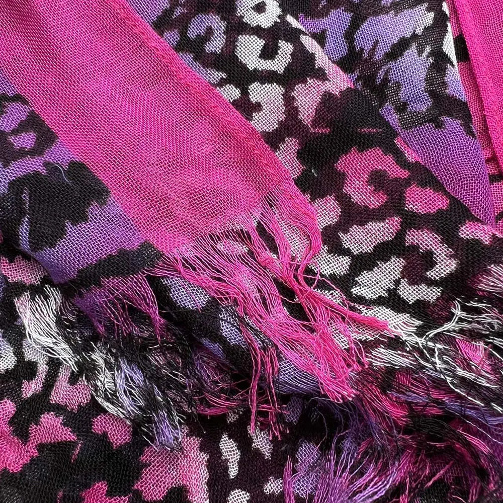 Écharpe en viscose éclatante à imprimé léopard rose vif et violet, à bords frangés, dans une longueur très généreuse.