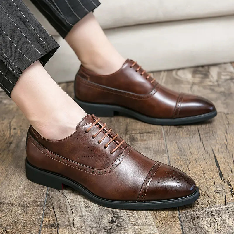 Zapatos de vestir tipo oxford de cuero marrón para hombres, estilo casual de negocios, con brogue, con cordones a juego y un patrón de brogue detallado.