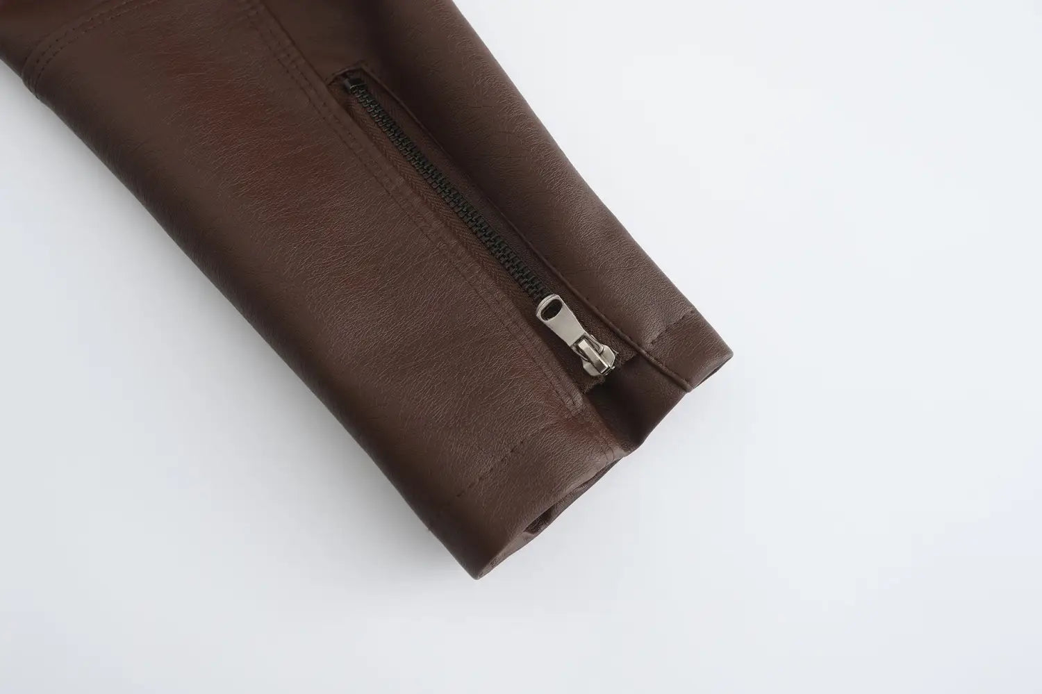 Manche de veste motard en faux cuir marron avec fermeture éclair argentée et détail de col montant.