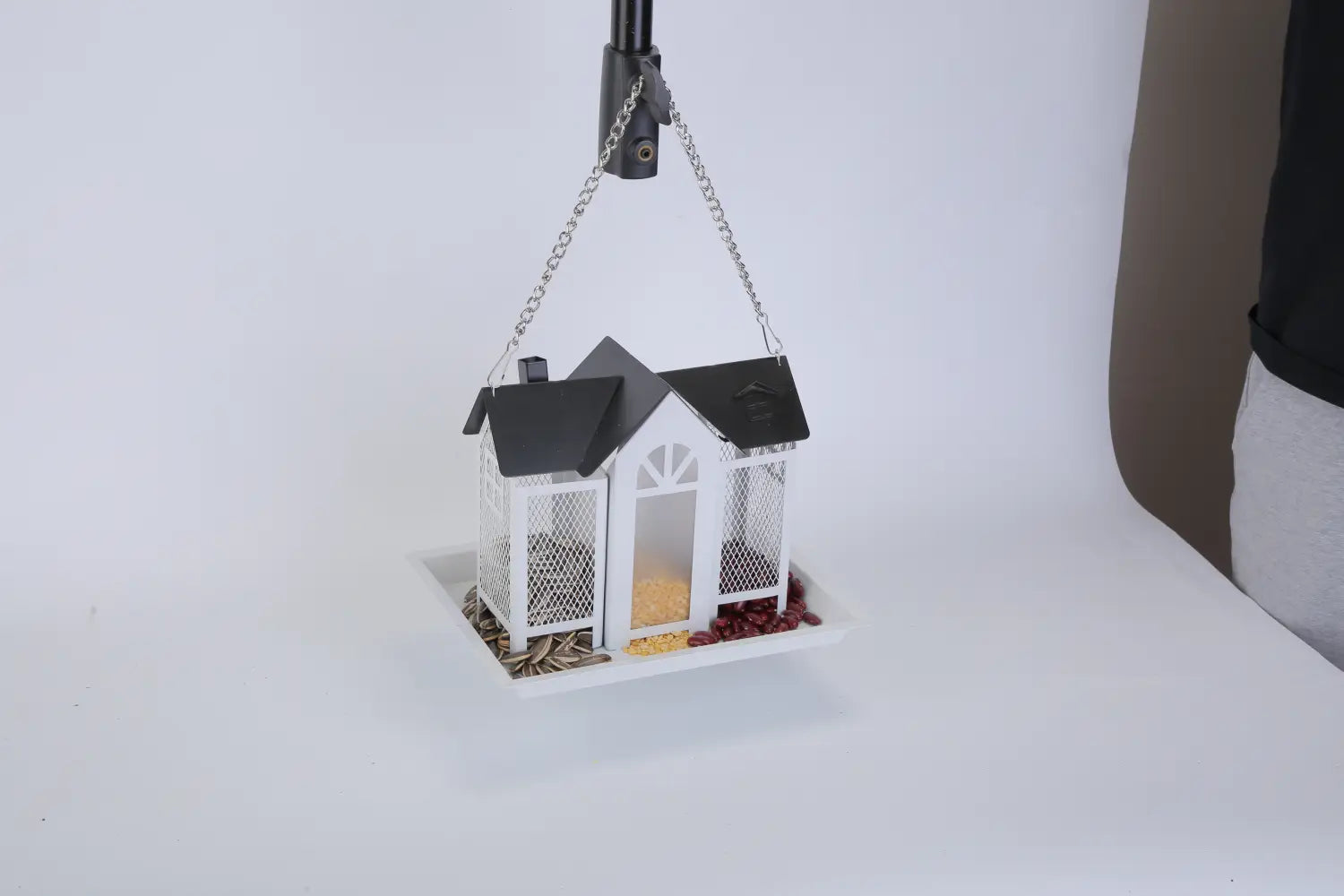Comedero para aves tipo granero de metal con ventana visible