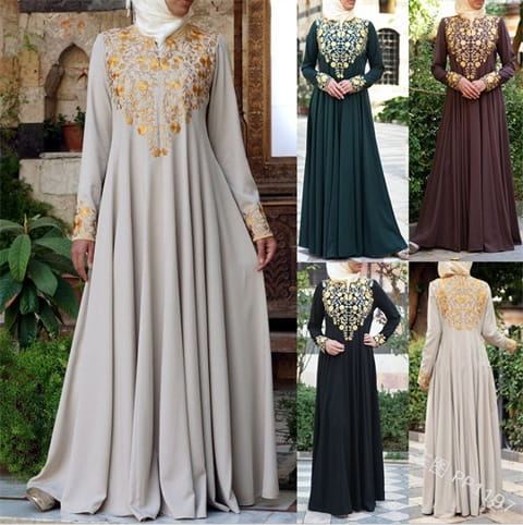 Robe abaya en coton beige à manches longues, avec une broderie dorée complexe sur l’encolure et les poignets.