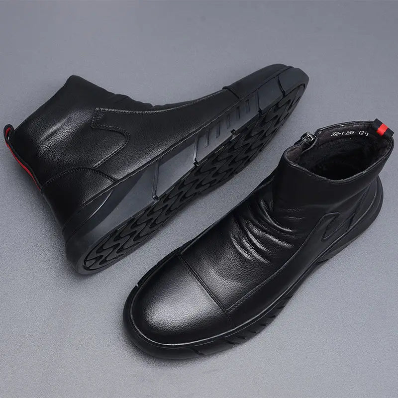 Schwarze Leder-Stiefeletten mit hohem Schaft, einer robusten, strukturierten Gummisohle und einem deziderten roten Akzent am Reißverschluss-Zug.