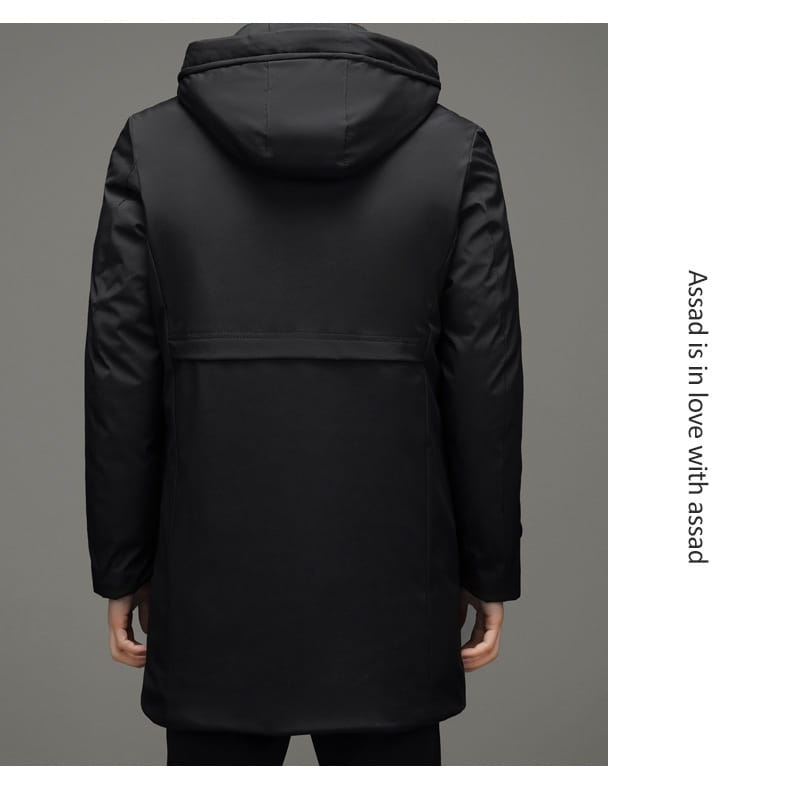 Abrigo de invierno acolchado con capucha negro para hombre con paneles acolchados y diseño moderno y elegante.