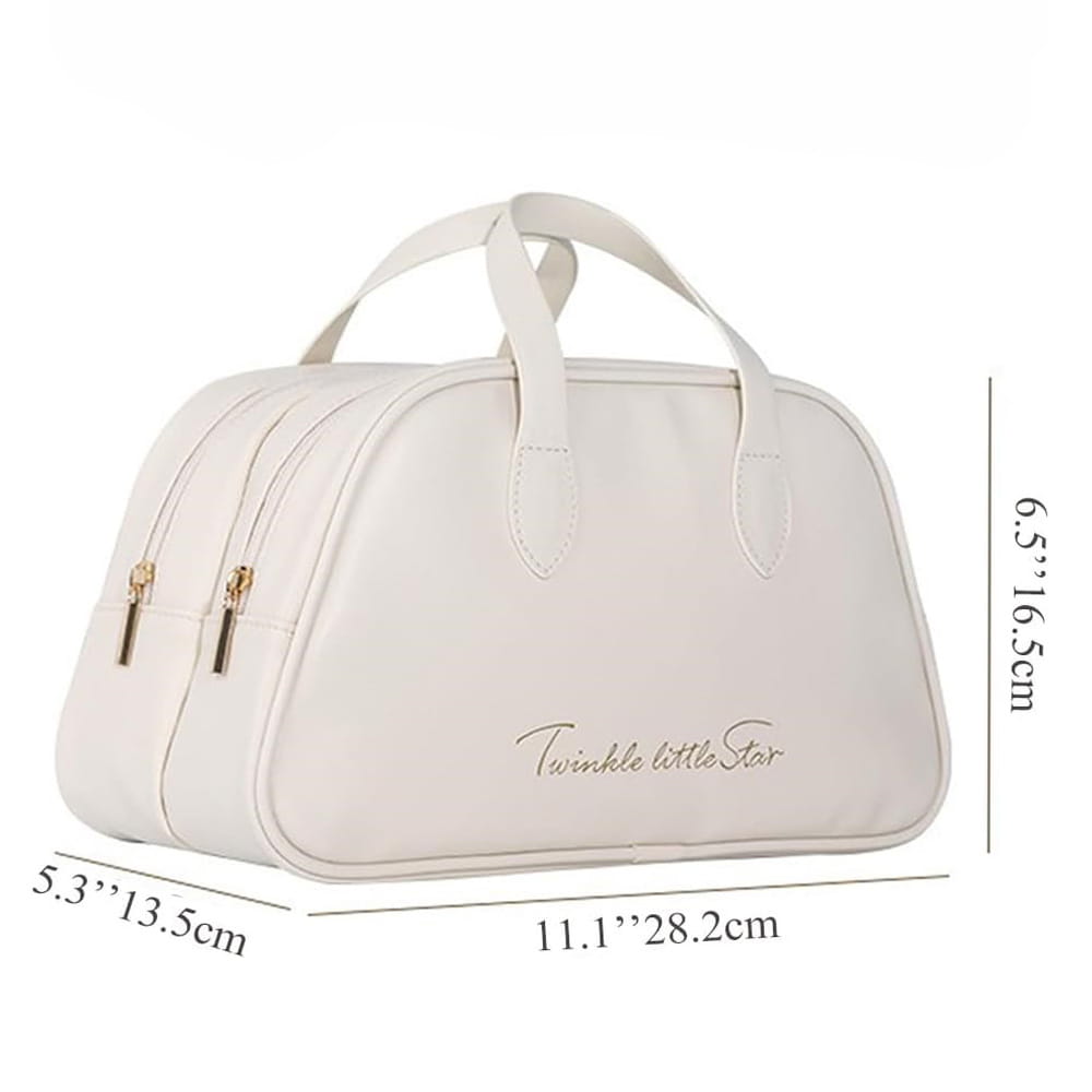 Une trousse de maquillage de voyage en cuir imperméable de couleur crème à la texture douce, avec des fermetures éclair et des anses de tonalité dorée, et un motif brodé « scintillement de petites étoiles ».