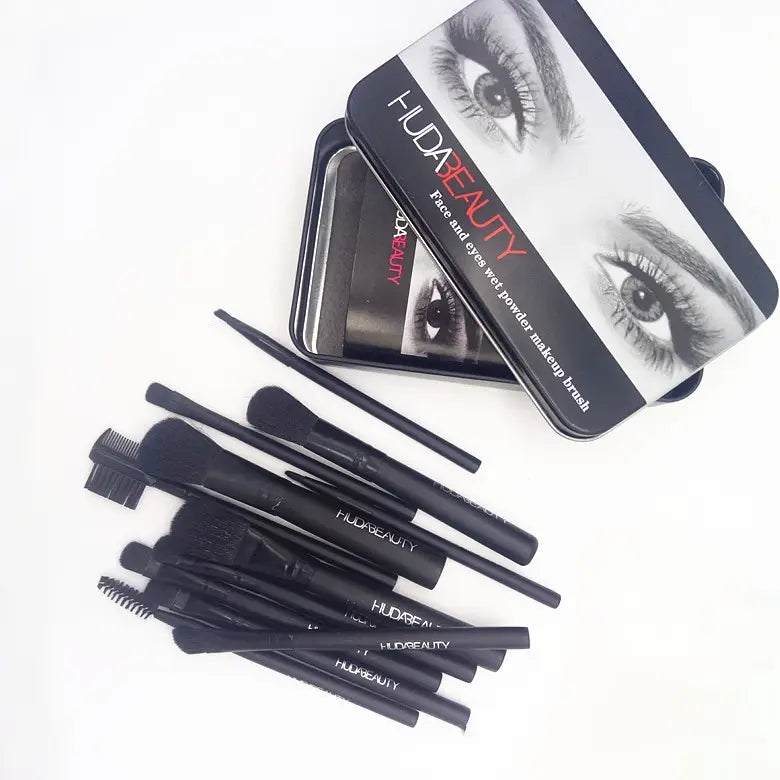 Ensemble de pinceaux de maquillage Huda Beauty noir, 12 pièces professionnelles, avec pinceaux pour poudre humide, dans un étui métallique élégant.