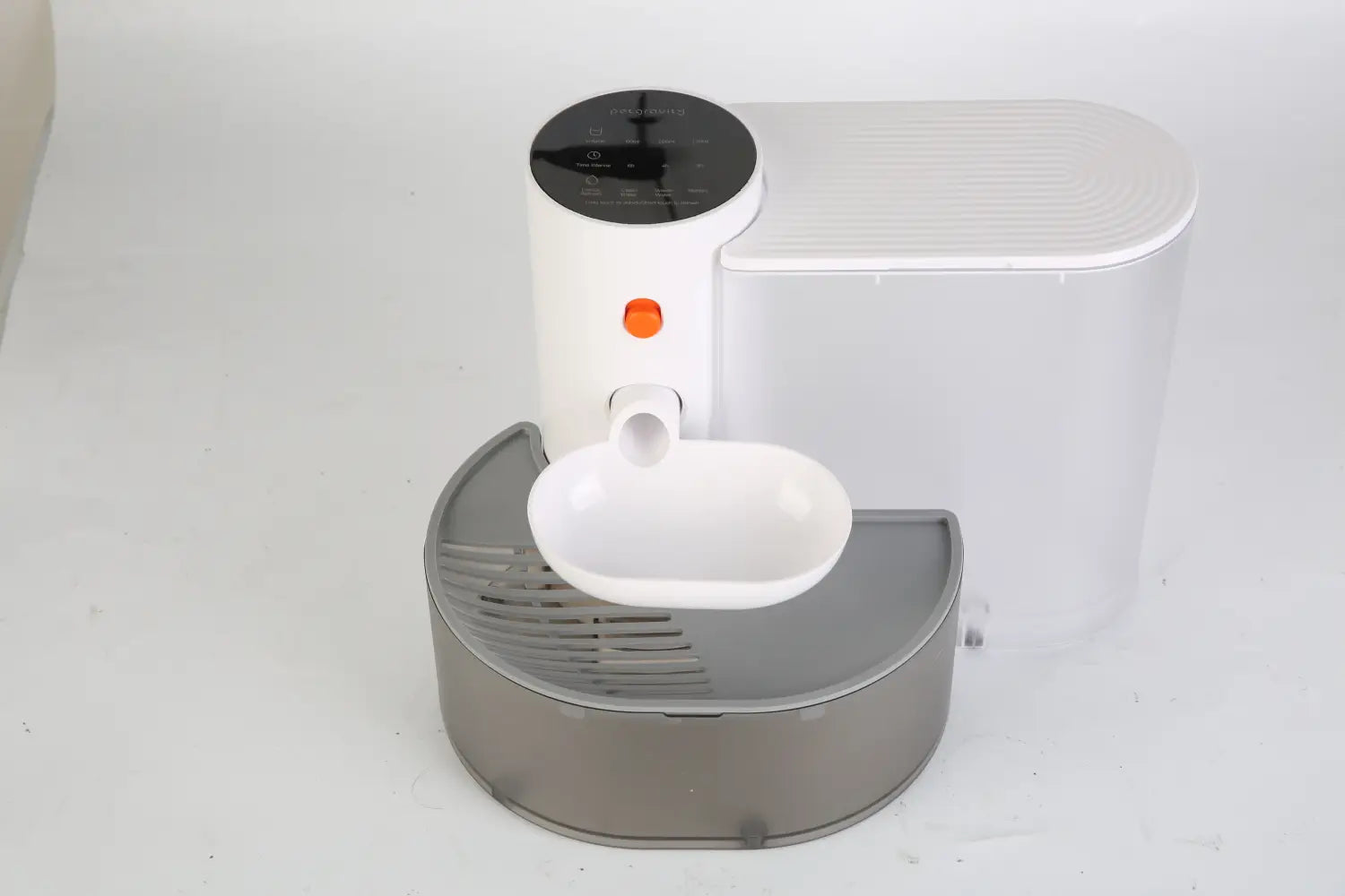 Distributeur automatique d’aliments pour animal de compagnie blanc et gris, sans fil et rechargeable, au design moderne et élégant, comprenant un panneau de commande numérique et un indicateur lumineux orange pour la fontaine à eau intelligente pour animal de compagnie de 3 L, sans fil, rechargeable.