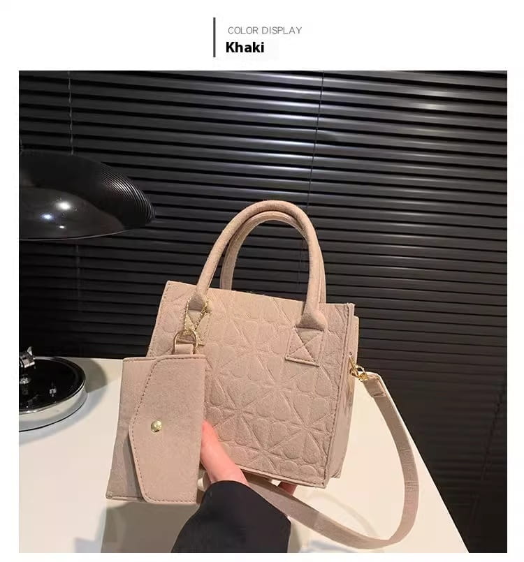 Khakifarbenes wattiertes Filzhandtaschen-Set mit passendem, abnehmbarem Schulterriemen und abgestimmter Geldbörse.