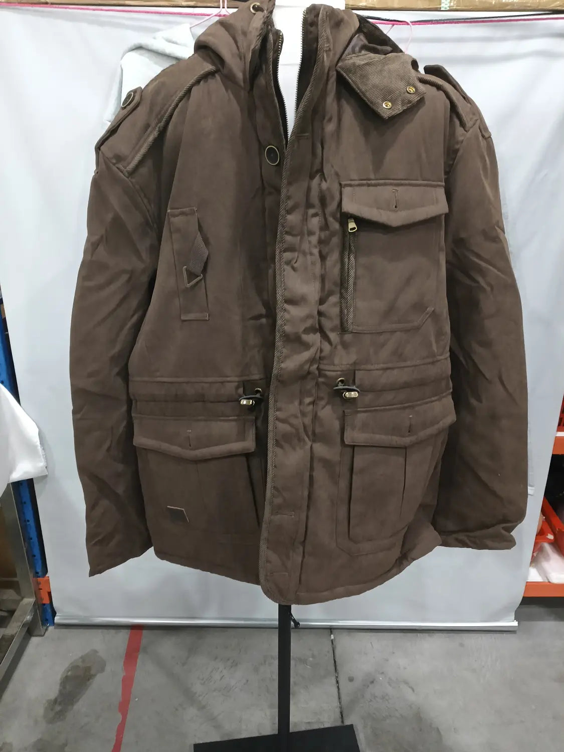 Chaqueta de invierno con capucha marrón para tallas grandes, con forro de lana polar, múltiples bolsillos y cierres con cremallera, diseñada para uso en clima frío