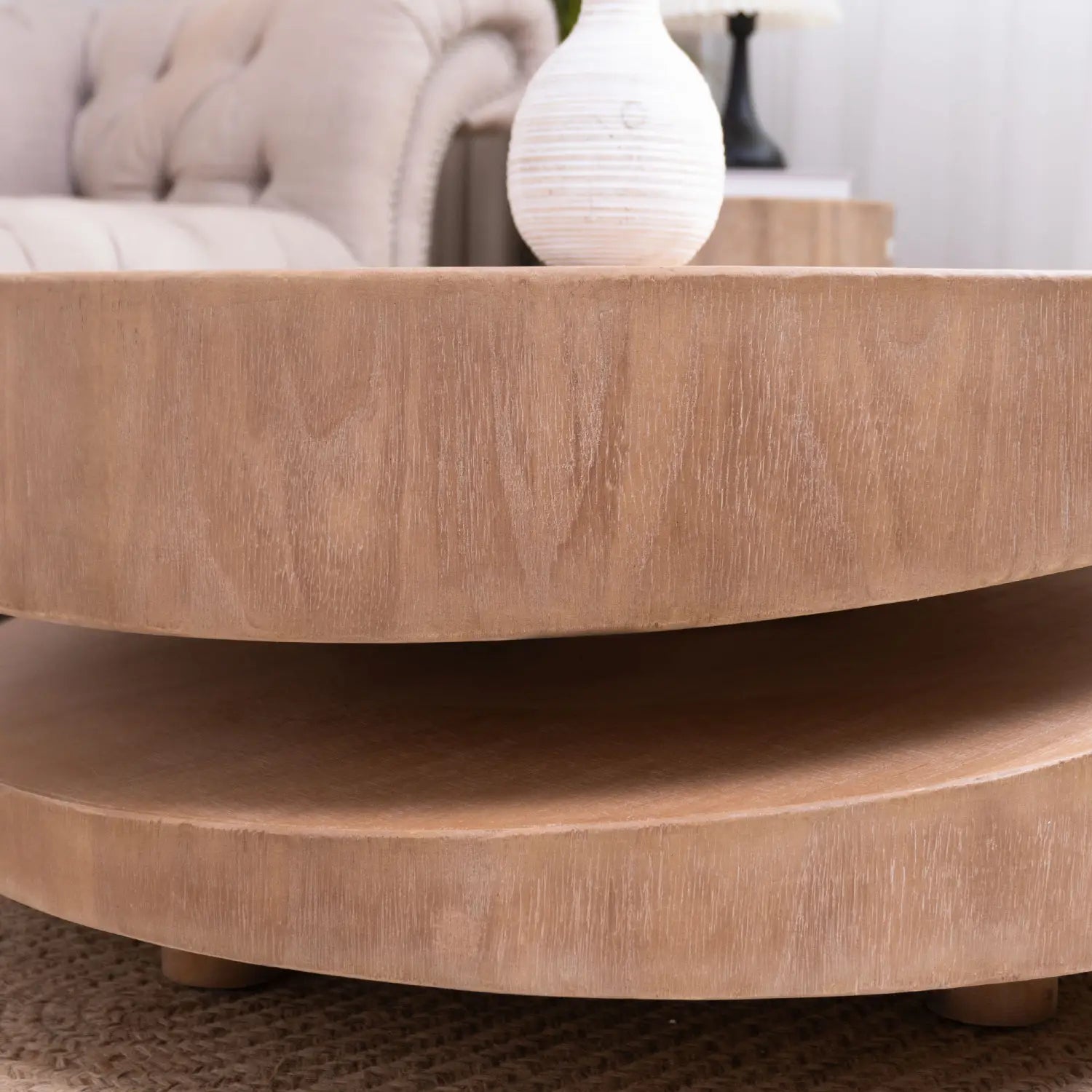 Mesa de centro redonda de madera color marrón claro, diseño de dos niveles de 31 pulgadas y vetas de madera visibles con acabado natural.