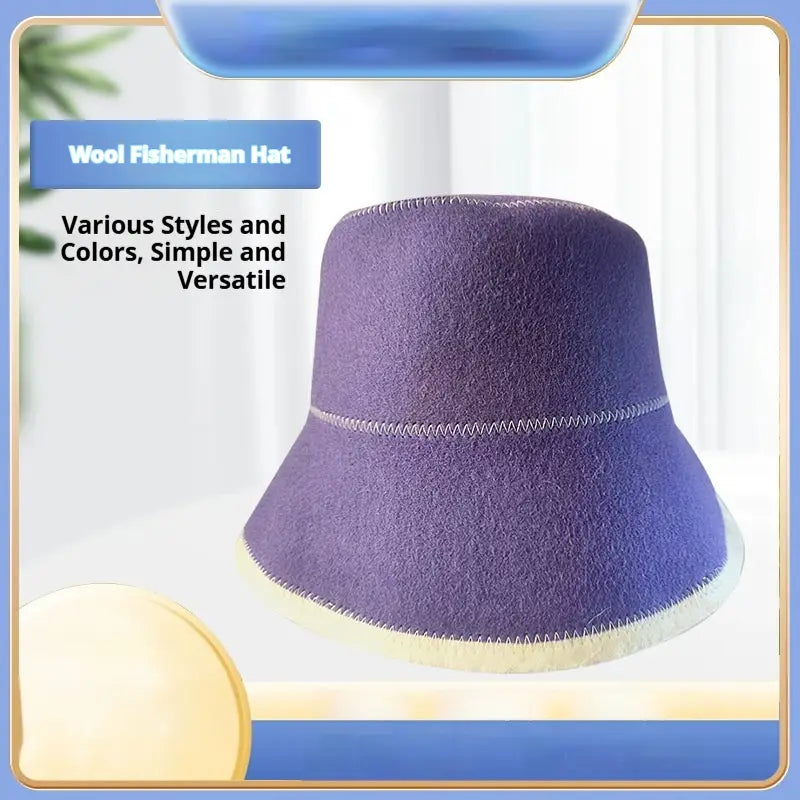 Eine besonders kuschelige violette Wollfilz-Fischerhut-Kappe mit dezentem Zickzack-Nähdetail und softem cremefarbenem Zierbesatz entlang des Randes, entworfen als faltbare Winter-Bucket-Hat.