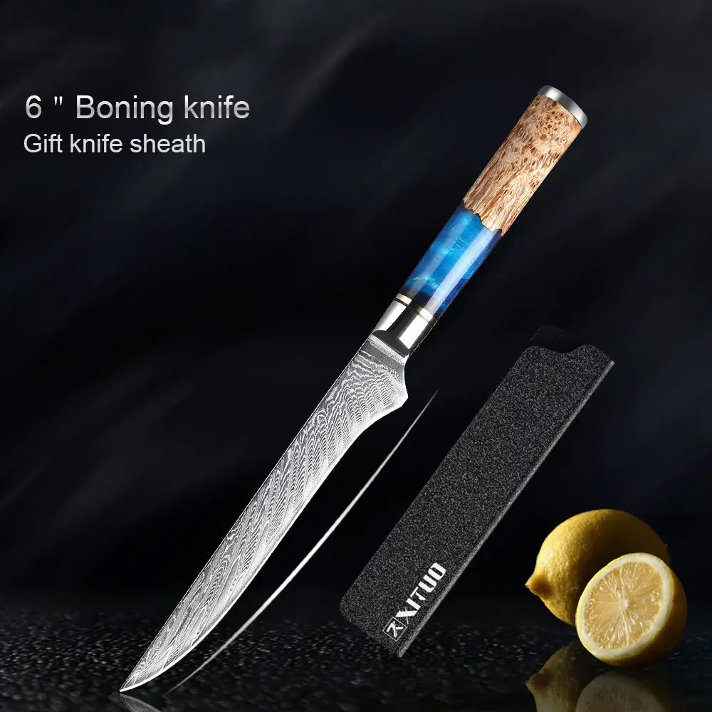 Un cuchillo deshuesador de 6 pulgadas del set de cuchillos damasco con hoja de acero damasco y mango con incrustación de resina azul y corcho natural, presentado junto con su funda negra.