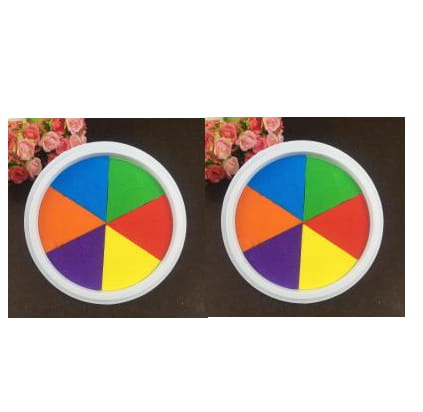 同一の洗える指用絵の具パッドが2つ。白色のプラスチックフレームに、青・緑・オレンジ・赤・紫の鮮やかな8つの三角形セクションを配置し、子どもの教育ゲームで使用するための無毒のレインボーインクパッド。