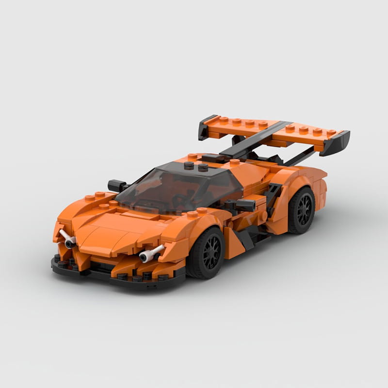 modelo LEGO Technic de color naranja y negro del coche Apollo de alto rendimiento, con un alerón trasero prominente y aros dorados, visto desde el lado posterior.