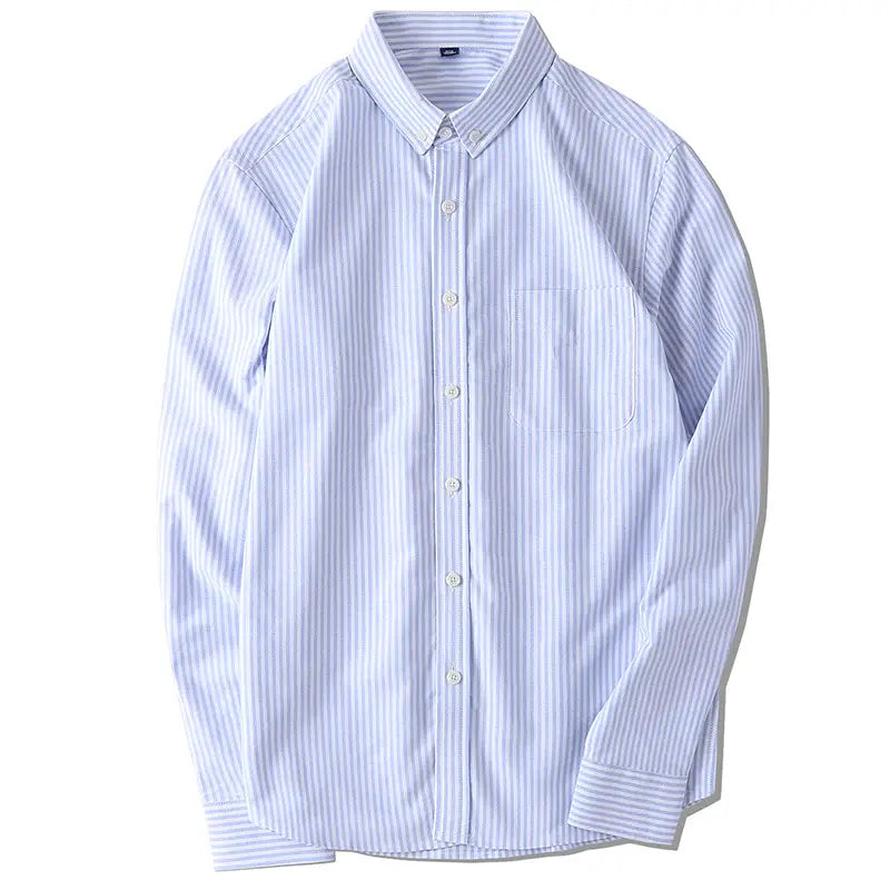 Una camisa de manga larga abotonada con rayas, de acabado pulcro, para hombres, con un patrón clásico de rayas verticales azul claro y blanco.