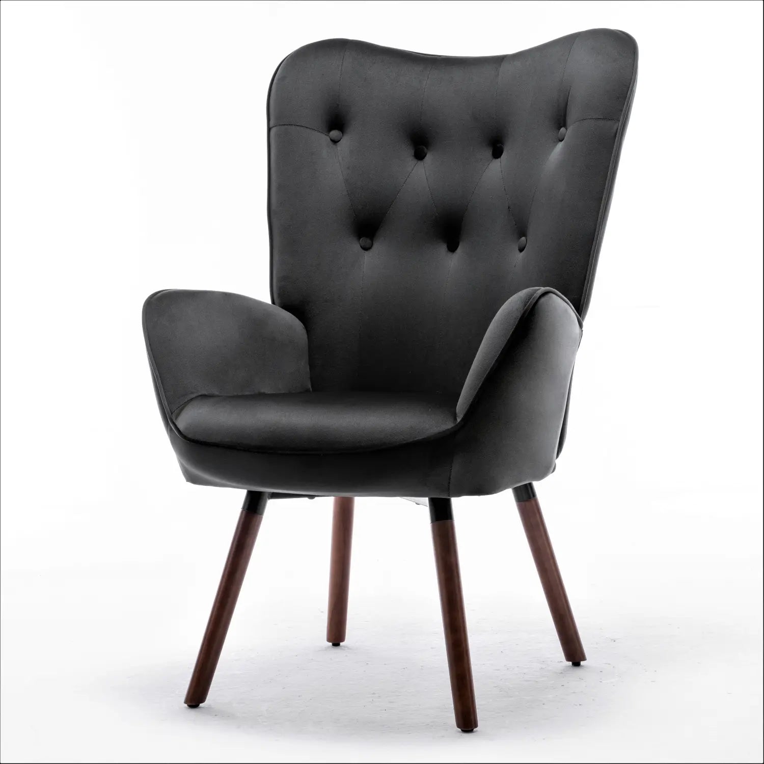 Sillón de cuero negro con botones y acolchado, con patas de madera y diseño wingback, adecuado para asientos decorativos en espacios de sala de estar.