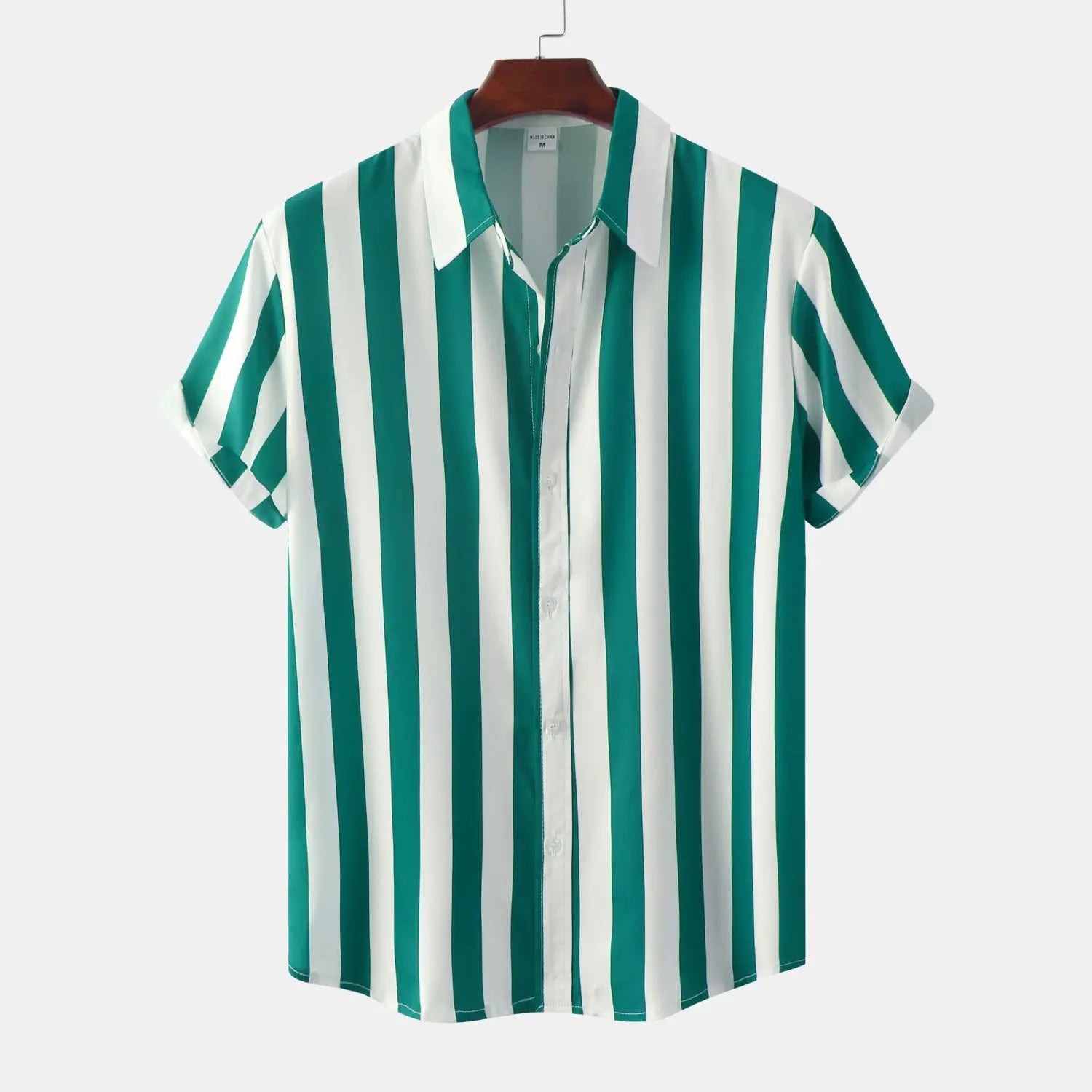 Chemise pour homme à rayures, à manches courtes, boutonnée sur le devant, aux rayures verticales vert et blanc marquées, suspendue avec soin sur un cintre en bois.