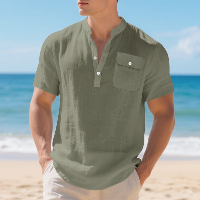 Herren-Leinenhemd im lässigen Stil mit kurzem Ärmel in Olivgrün im Henley-Stil mit geknöpfter Leiste und Brusttasche.
