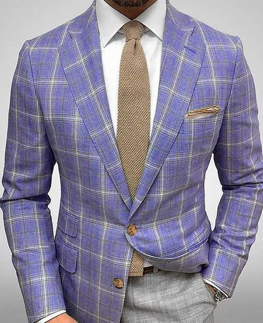 Herren-Karos-Blazer Slim Fit, taillierter Casual-Jackenschnitt aus lila Wolle mit weißen und grauen Streifen, Holzknöpfen und passendem Einstecktuch.