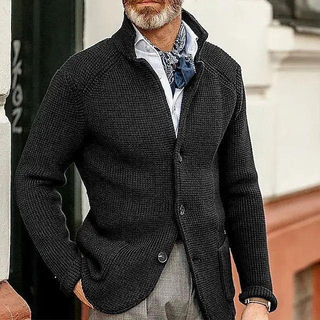 Cardigan en maille texturée noire pour homme, à col montant et fermeture à bouton.