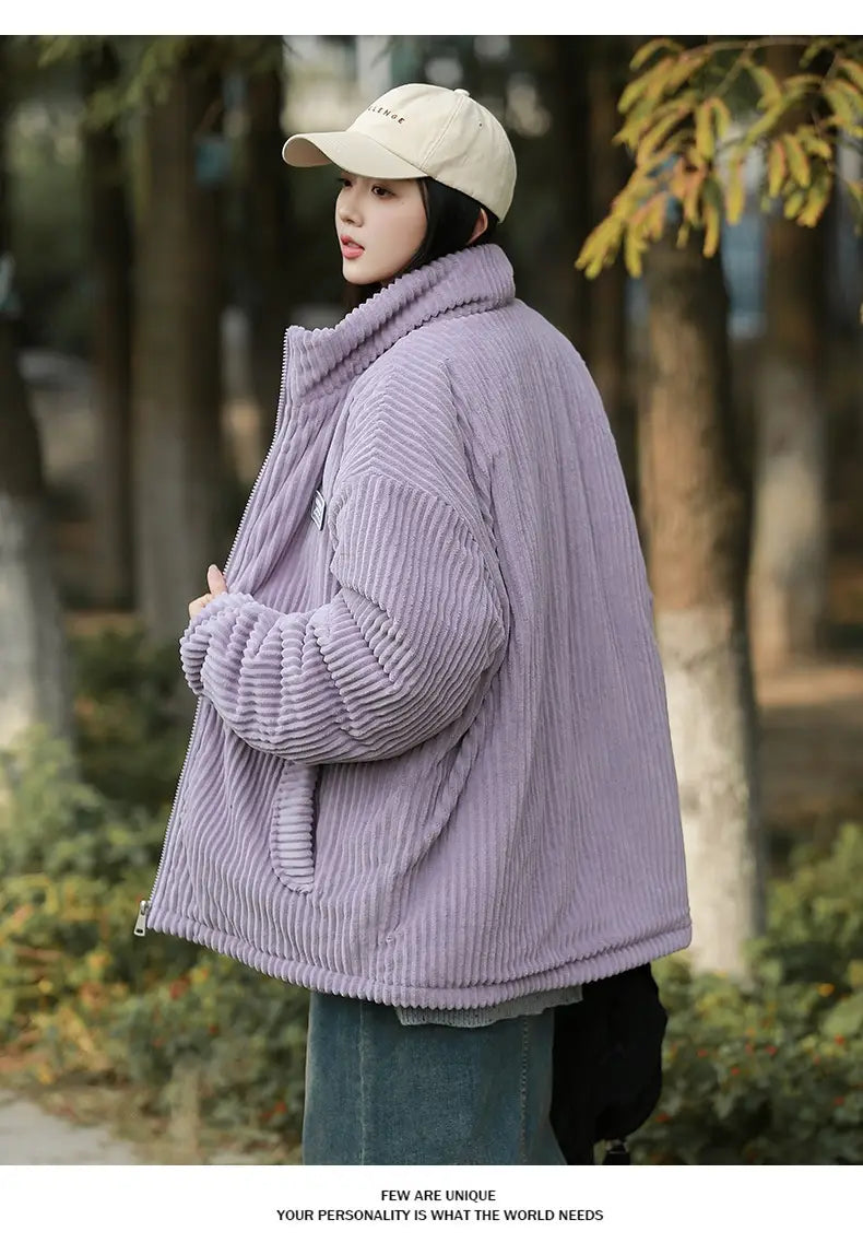 Herren Cord-Pufferjacke in Lavendel mit hohem Kragen und gerippten Bündchen für winterliche Wärme.