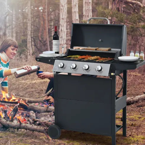 Schwarzer Propangasgrill mit vier Brennern mit silbernen Bedienelementen und Edelstahl-Seitenablagen, die eine Wärmeleistung von 34.000 Btu liefern.