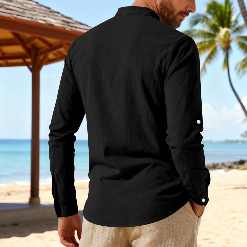 Camisa tipo henley de lino negra para hombre, de manga larga, con frente con cordones, textura sutil, botones blancos en los puños y mangas arremangables.