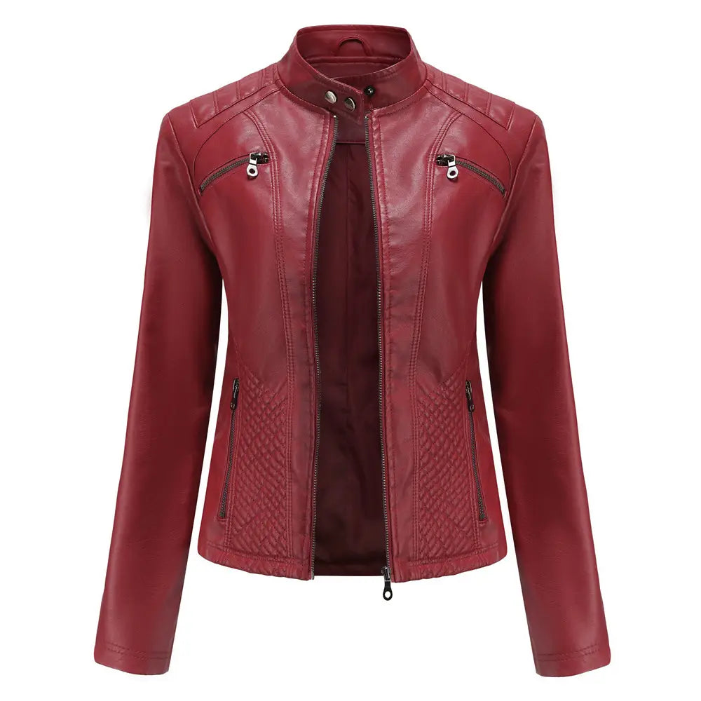 Eine elegante weinrote Faux-Leder-Motorradjacke mit Stepp-Paneling und silberfarben wirkenden Reißverschlüssen im Slim-Fit-Design für stilvolle Oberbekleidung.