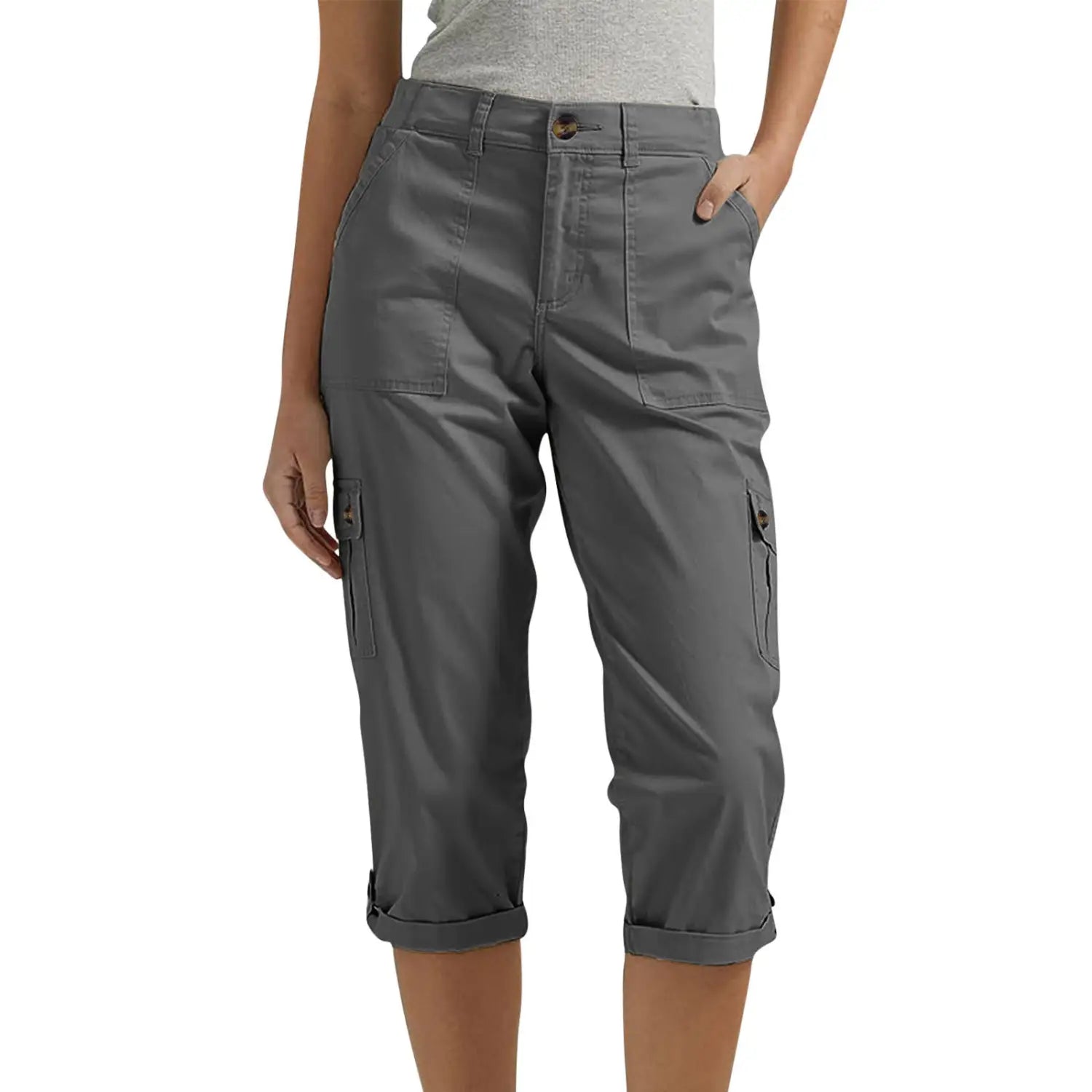 Pantalon capri cargo gris pour femmes avec taille haute, ourlets retroussés et multiples poches, conçu comme un pantalon décontracté.