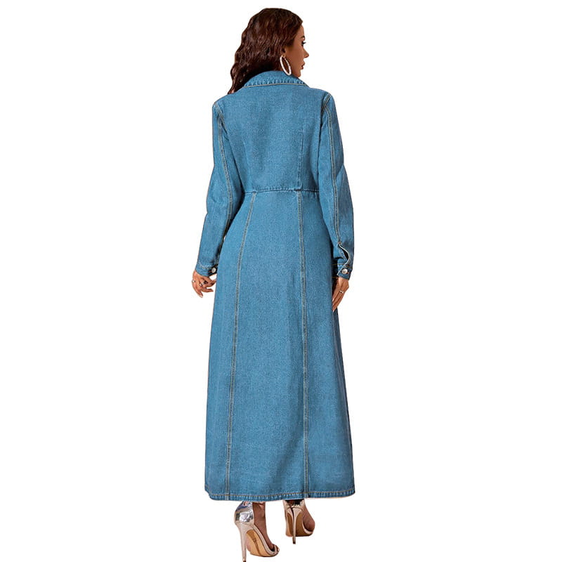 Ein langärmeliges Maxi-Cardigan-Kleid aus Denim mit Knopfleiste vorne aus mittelgewaschenem blauem Denim mit klassischem Kragen und geknöpften Bündchen.