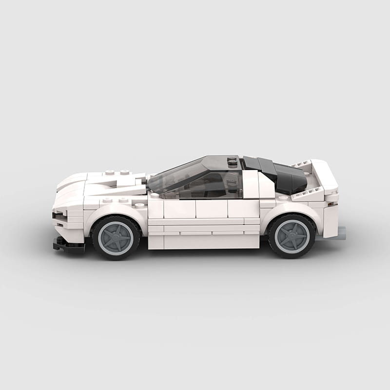Modelo de coche deportivo LEGO de Mazda RX7 FC3S en blanco, con techo negro y ruedas grises, para el montaje de un modelo de carreras de superdeportivos con piezas de construcción.
