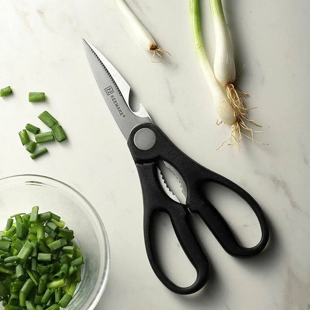 Ciseaux de cuisine noirs avec lames en acier inoxydable et conception intégrée de coupe-oignon, comportant le logo de la marque kemake dans un ensemble de couteaux de chef avec des ciseaux de cuisine en acier inoxydable.