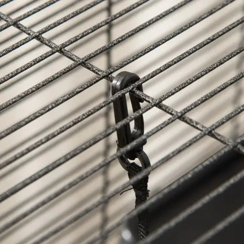mousqueton en métal noir fixé à la maille métallique de la cage roulante à 5 niveaux pour furet et petits animaux