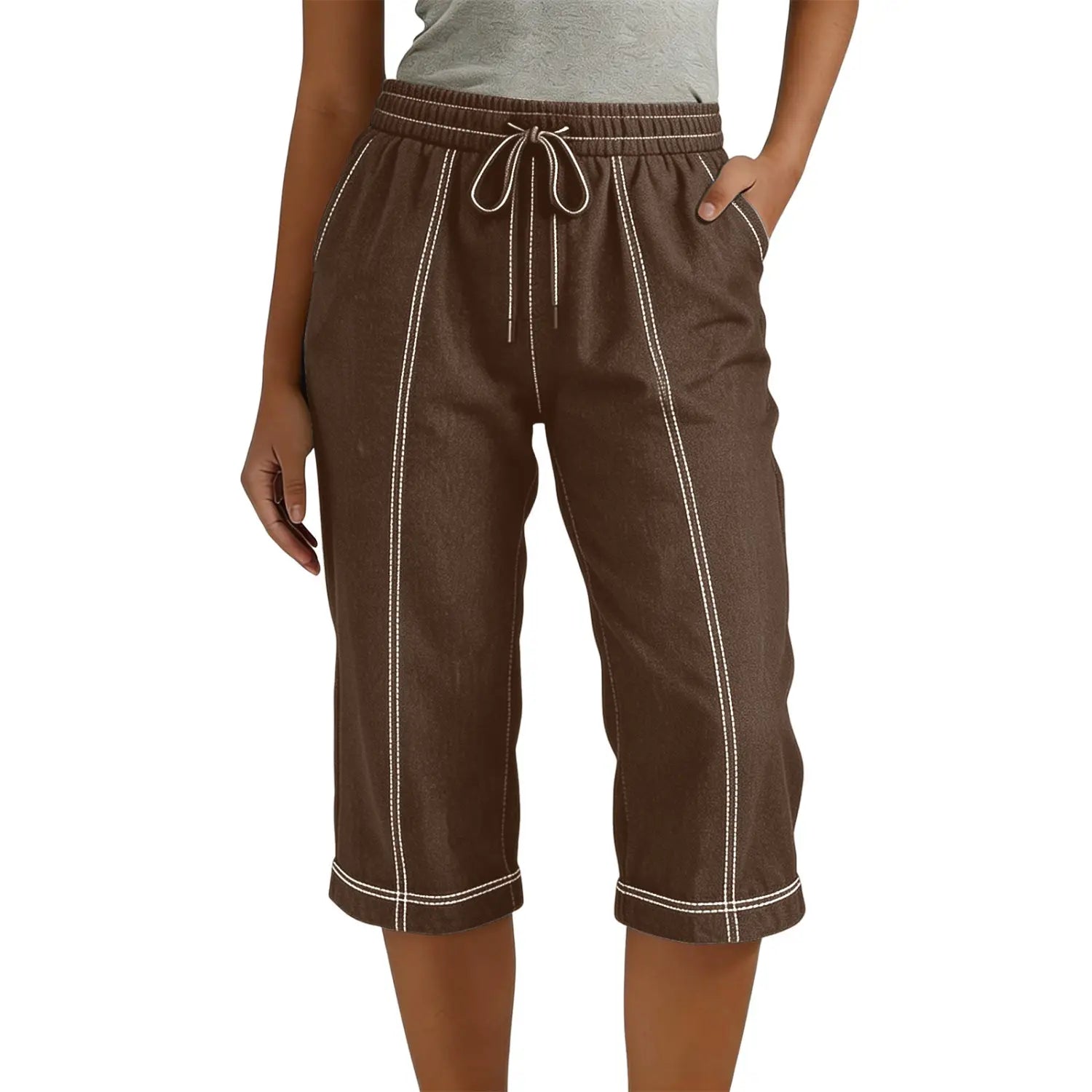 Braune Capri-Hose mit Kordelzug, mit weißen Ziernähten an Seite und Saum, elastischem Bund und lockerer, lässiger Passform für Damen.