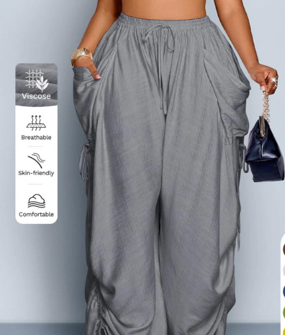 Graue Viskose-Faltenrockige High-Waist-Cargo-Hosen mit weitem Bein mit Kordelzugbund und Seitentaschen.