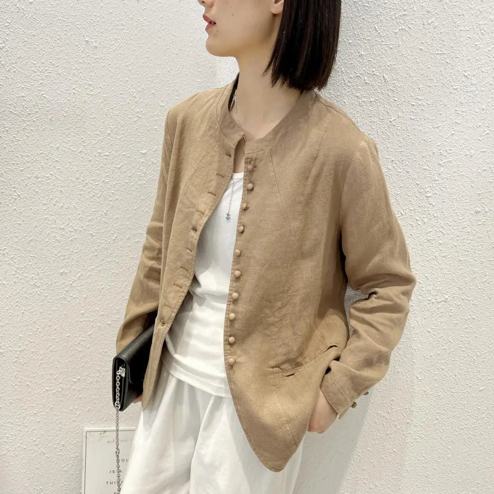 Beige Leinen-Patchworkjacke mit Knopfverschlüssen und relaxedem Schnitt.