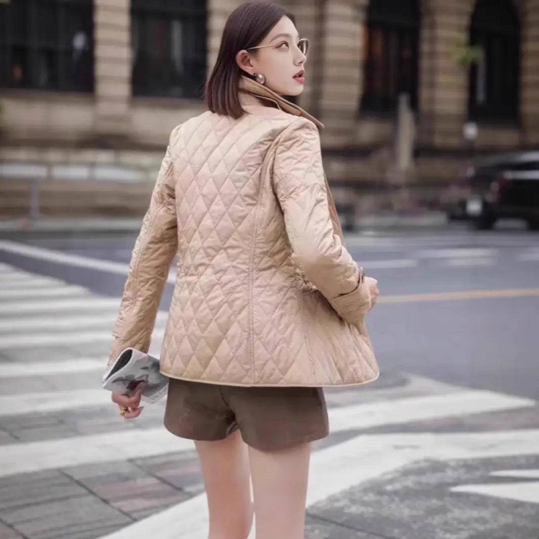 Beige wattierte Baumwolljacke im Slim-Fit mit einer strukturierten Rautenstepp-Optik.