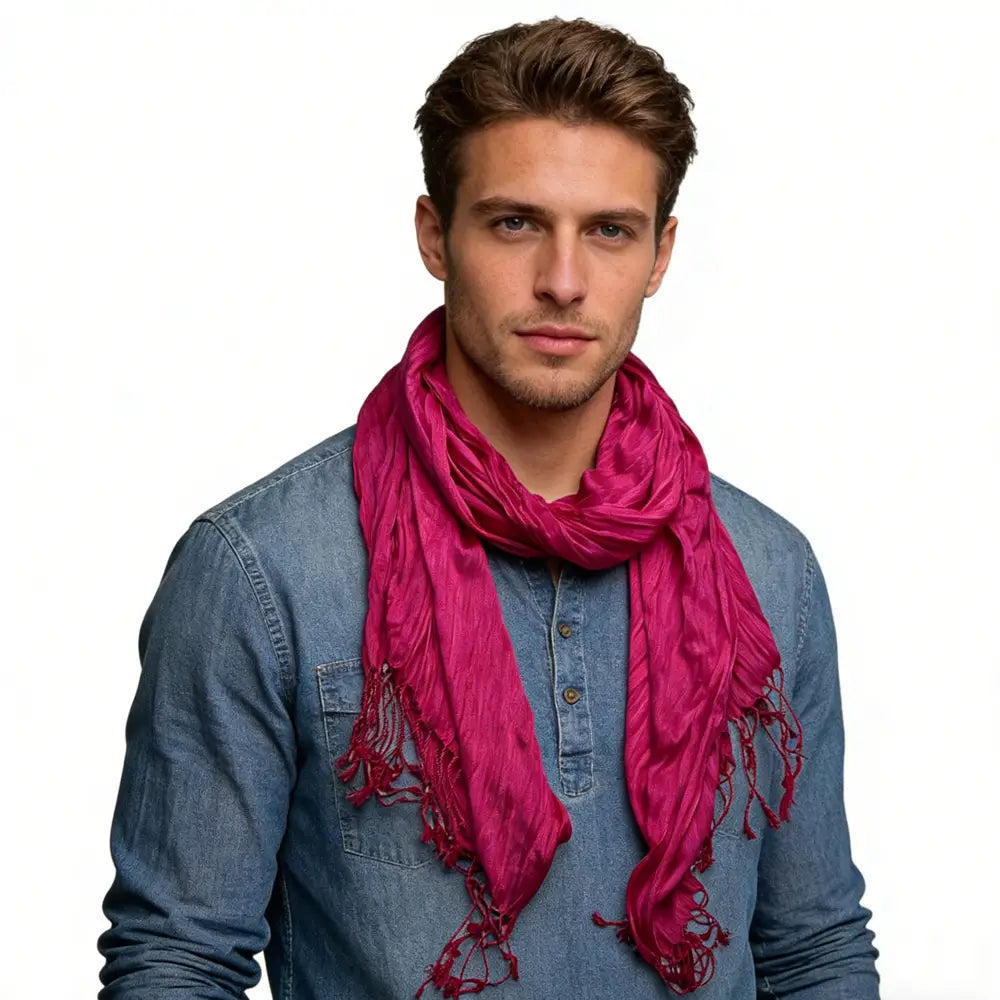 Écharpe en soie froissée rose fuchsia éclatante, avec des bords frangés, conçue comme accessoire de femme texturé.