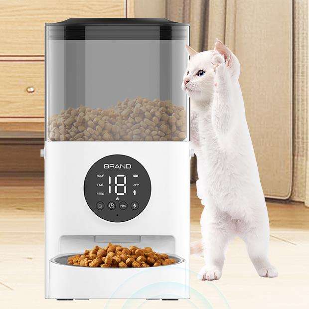 Distributeur pour animaux domestiques intelligent Wi-Fi blanc avec compartiment supérieur transparent rempli de croquettes et panneau de commande circulaire affichant le nombre 18 conçu pour chats et chiens.