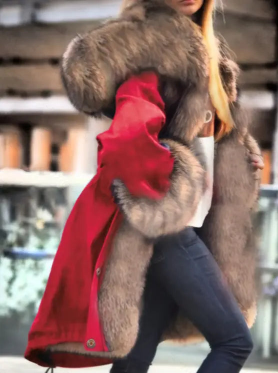 Une luxueuse veste-coat ample en fausse fourrure brune, avec capuche surdimensionnée en fausse fourrure et doublure intérieure en velours rouge, ainsi que des poignets assortis, ornés de boutons à l’aspect argenté.