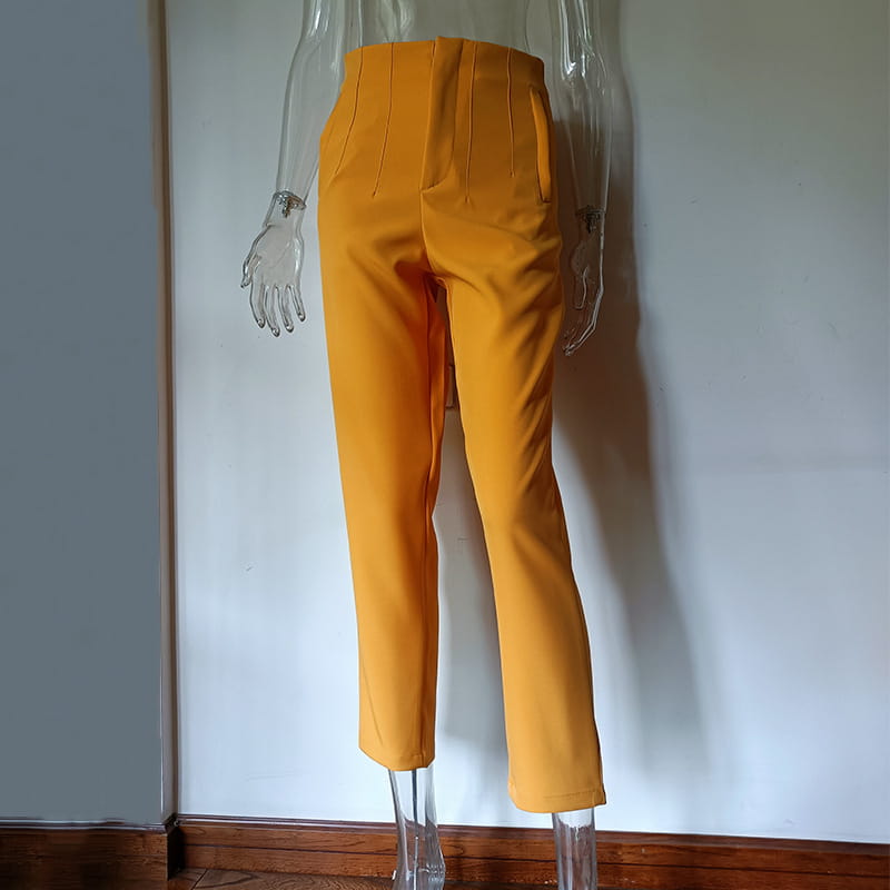 Pantalon taille haute à plis plats et jambes droites orange vif présenté par l’arrière, avec une coupe soignée et des plis discrets