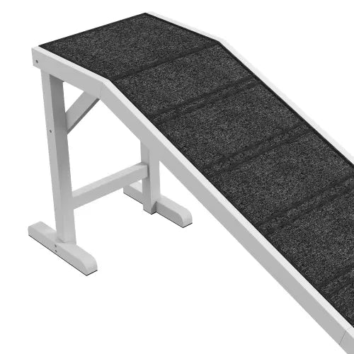 Rampa de plástico blanco para cama de perro con una superficie de alfombra con textura antideslizante negra para un acceso seguro de las mascotas.